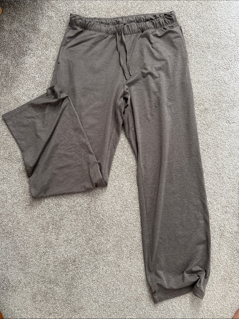 Vuori Women's Track Pants in Charcoal